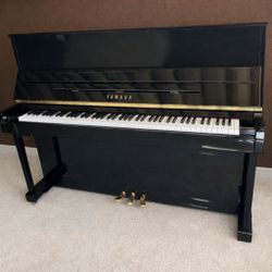 2010 Beautiful sound Yamaha piano upright “T118” /Will Deliver