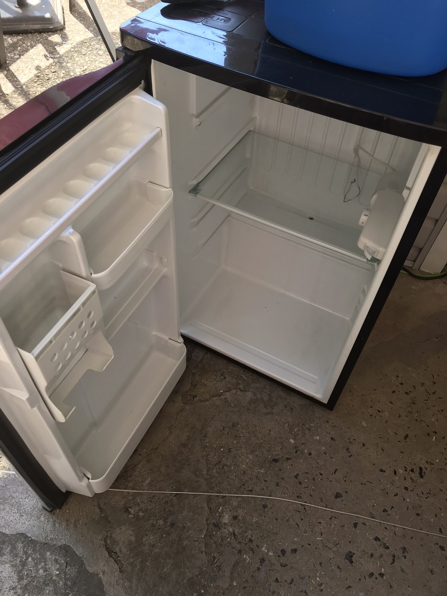 Mini fridge won’t stay cold. Not sure why make offer