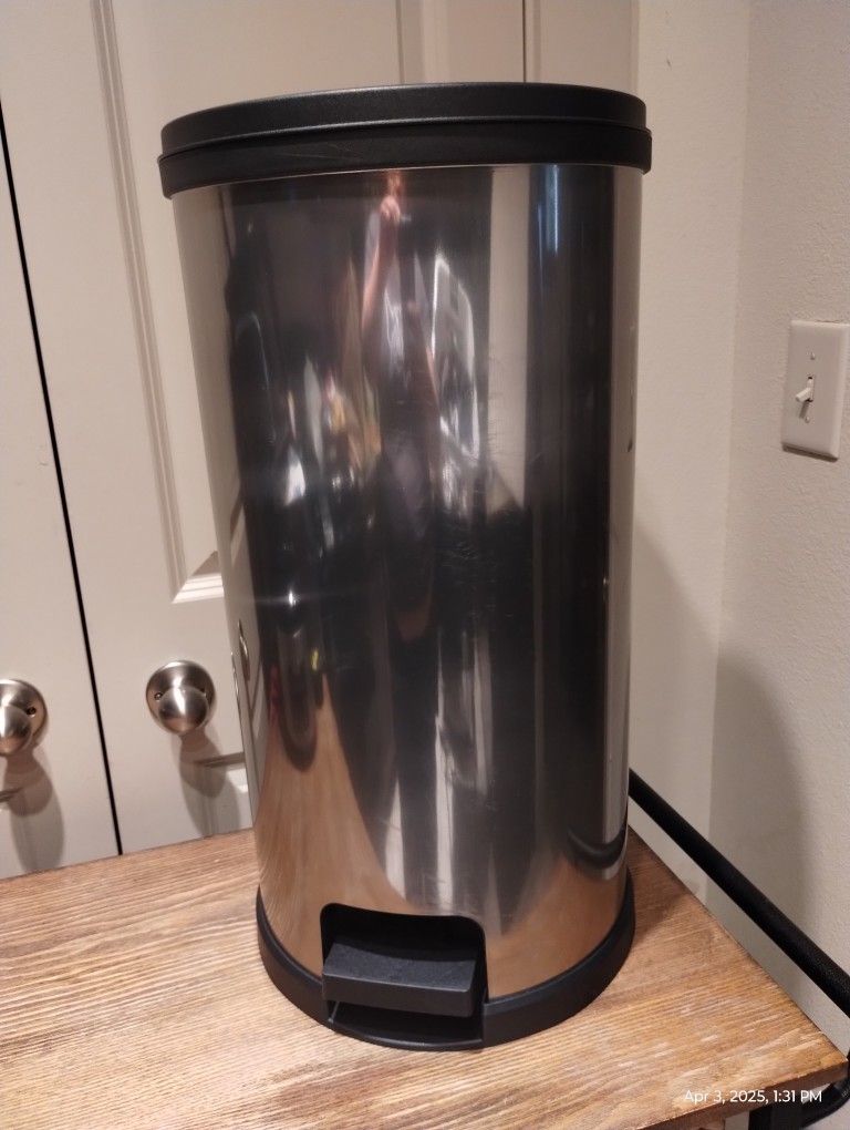 Mainstays 7.9 Gallon Trash Can, Plastic Round Step Kitchen Trash Can, Silver