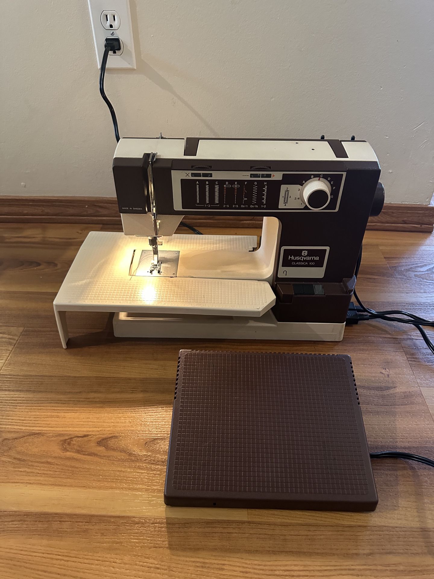 Husqvarna Classica 100 Sewing Machine