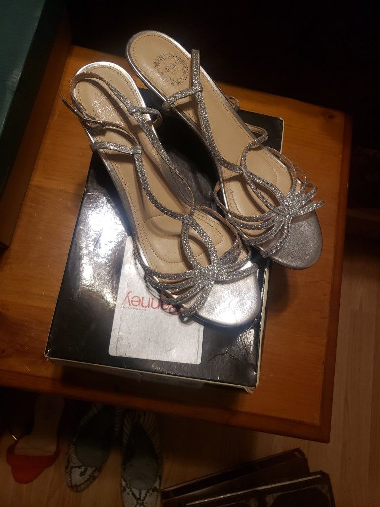 SILVER- I.MILLER, SIZE 8, SMALL HEEL