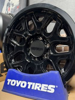 Method 322 Wheels And Tire 17inch With 285/70r17 Installed For $1700