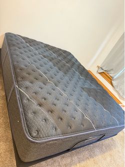 Queen mattress and adjustable base