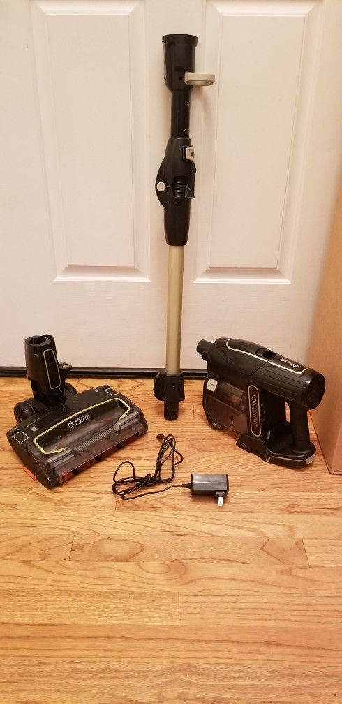 NEW COND CORDLESS SHARK VACUUM WITH  2 BATTERIES  , WORKS EXCELLENT  , 