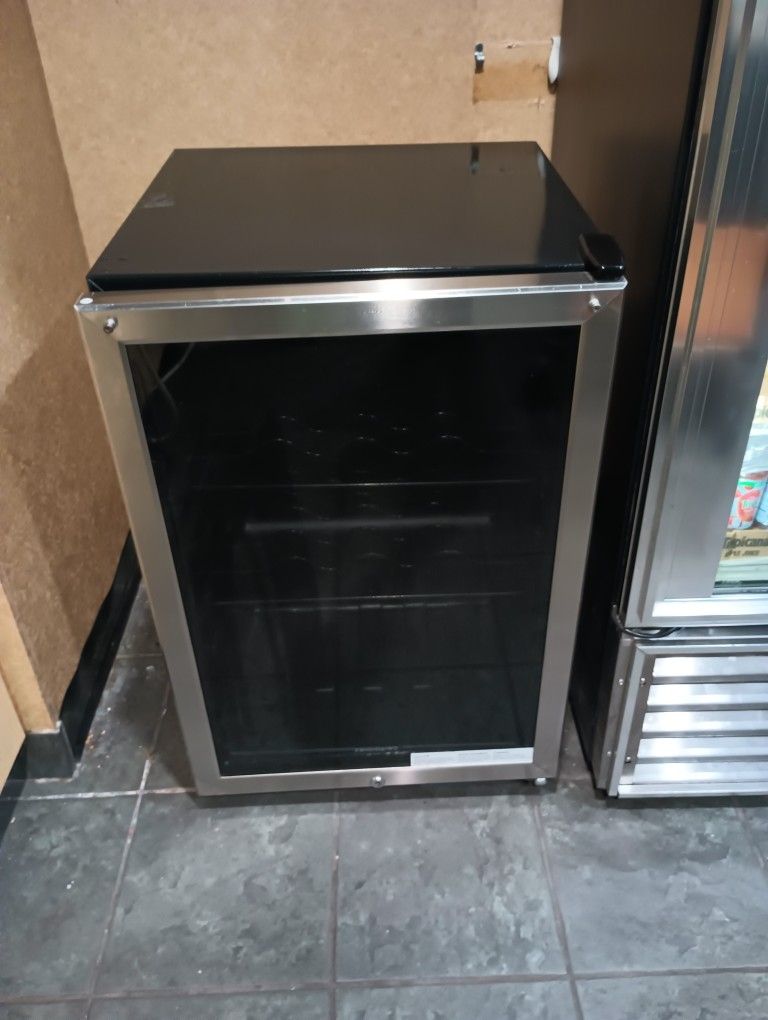 Frigidaire/mini wine fridge 