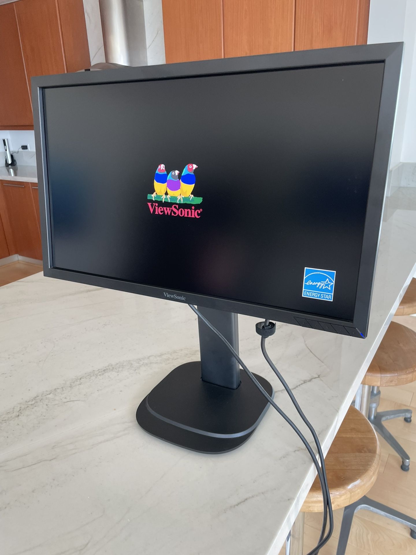 ViewSonic Computer Monitor! Vertical And Horizontal, Adjustable Height.