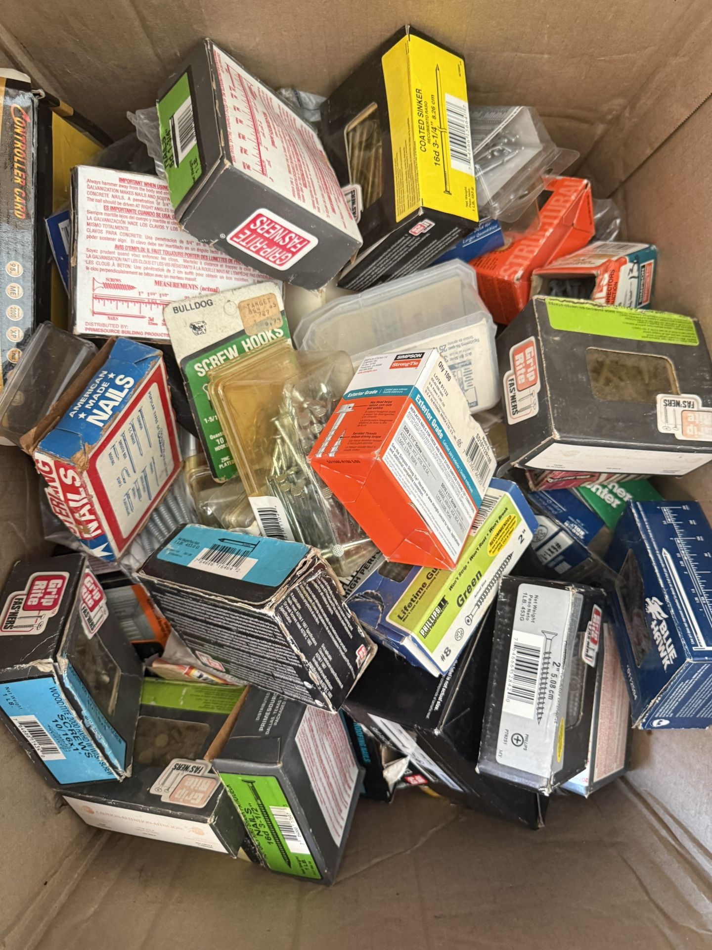 Se Vende Caja Llena De Clavos Y Tornillos De Varios Tamaños Y Estilos Usados En Buenas Condiciones 