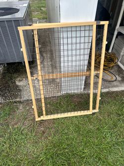 Wooden adjustable dog gate