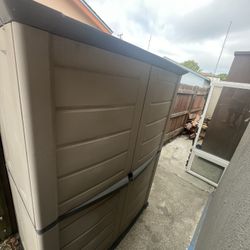 Storage Unit 75x56x30 Rubbermaid 