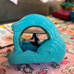“Snow globe” of a surfing penguin