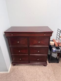 Cherry Wood 4-Drawer Dresser