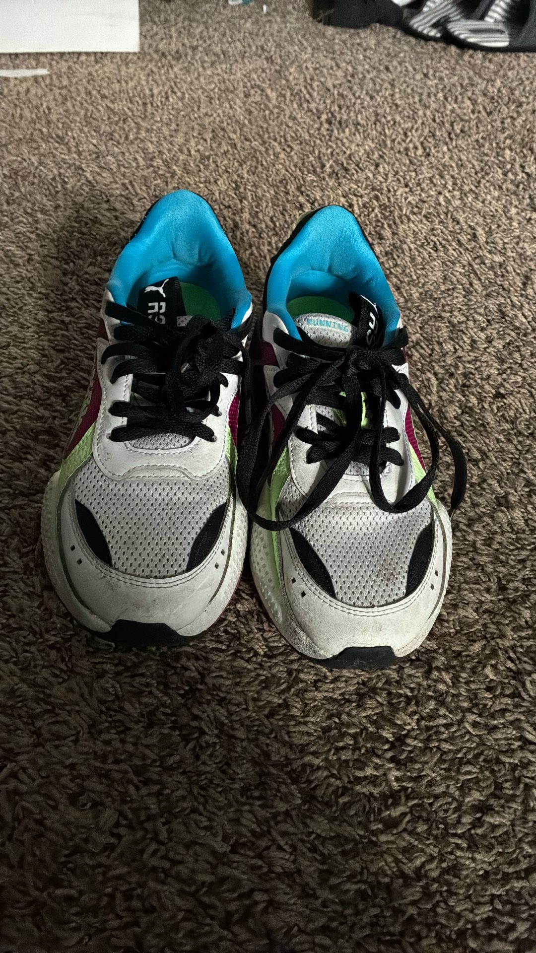 Running Shoes (pumas)