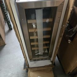 EdgeStar
18 Bottle 12 in. Built-In Single Zone Wine Cooler
