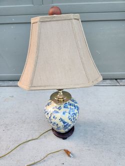 table lamp
height: 25"
works good
$10