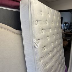 Beautyrest Queen Size Pillow Top 11” Thick Mattress Very Clean and Good Condition 