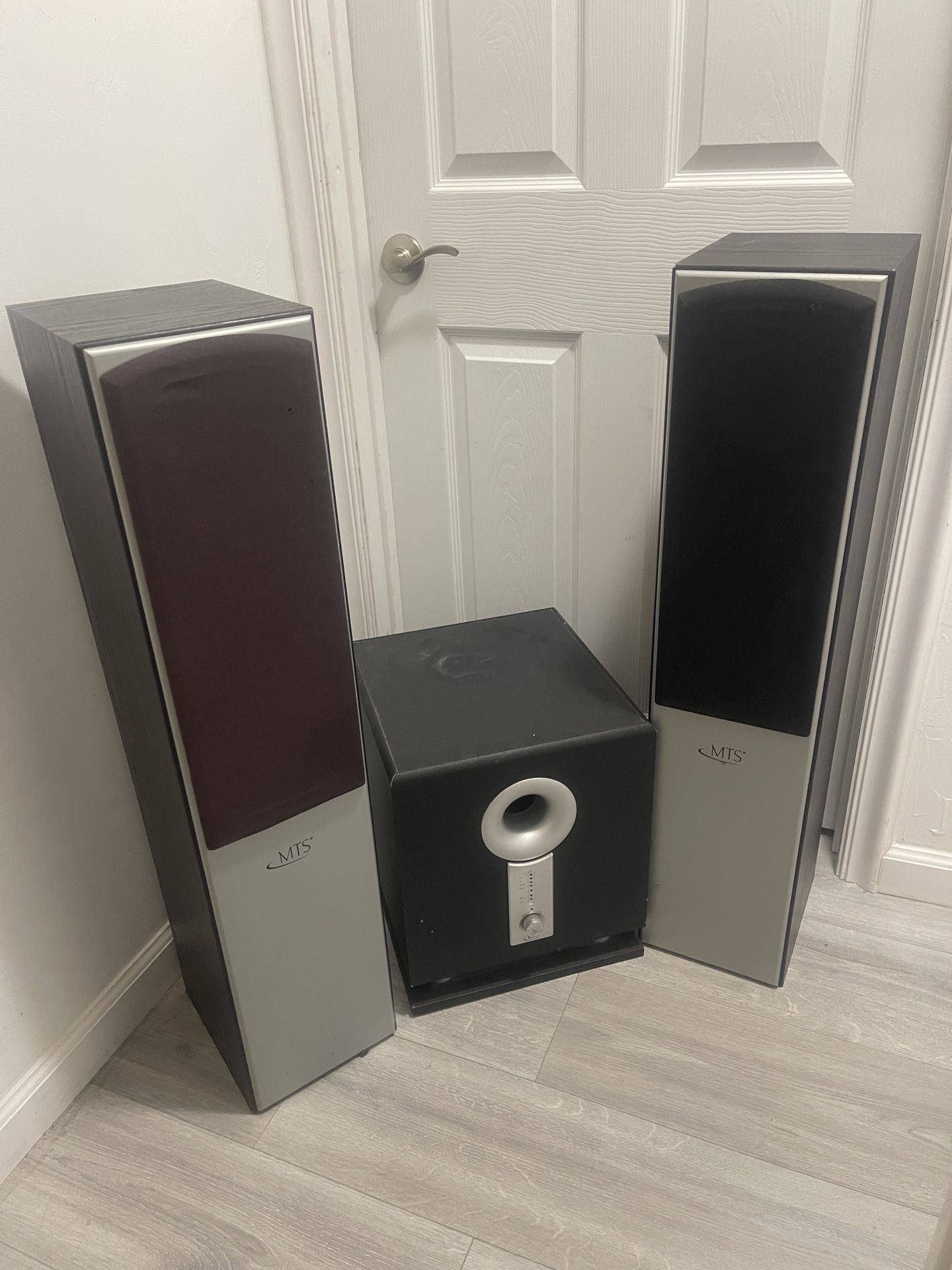 MTS-2605 Millennium Theater tower Speakers set on sale. moving must sell, good condition