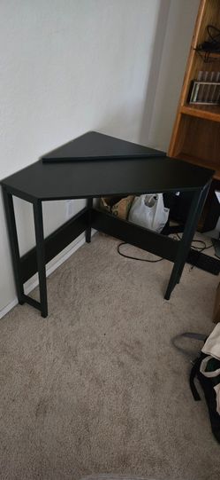 Corner desk 29.53Hx26.77L