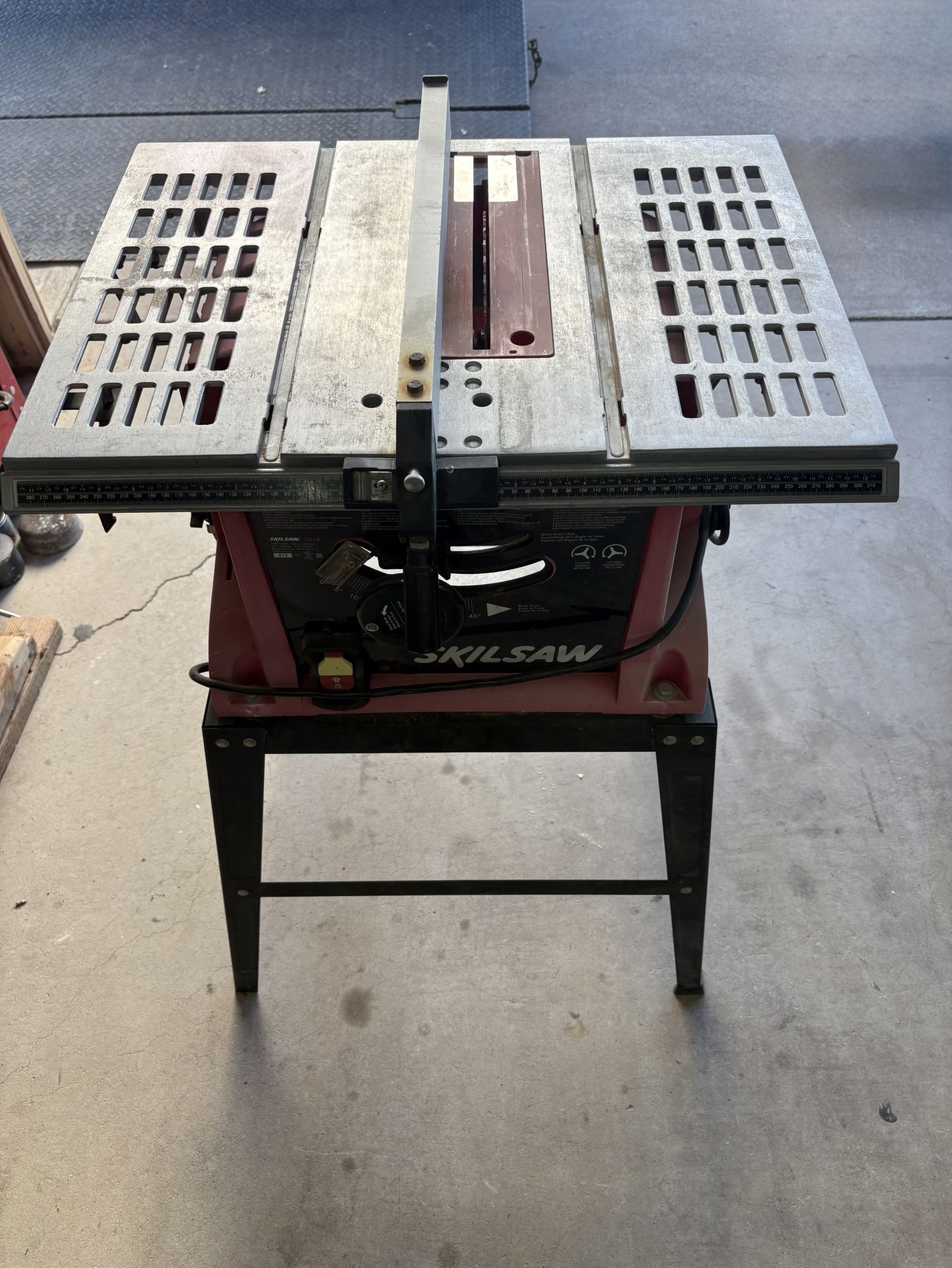 Skilsaw 10" table saw