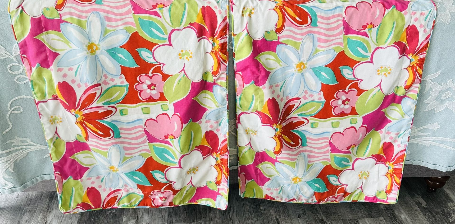 Set of 2 Vintage Dan River King Size Pillow shams. Envelope opening in the back to slip in the pillow. Big bright flower power pattern