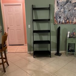 Display/leaning bookshelf 