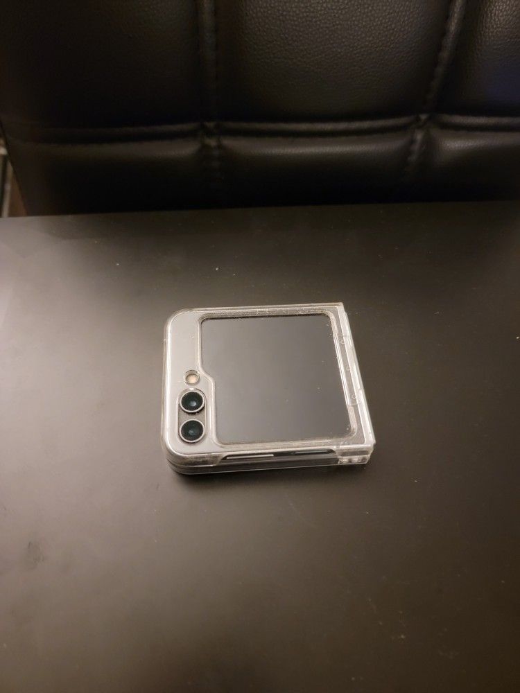 Samsung Galaxy Z Flip 5 – Excellent Condition + Case Included
