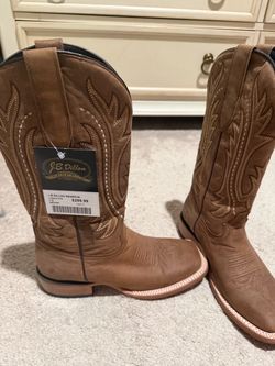 Brand new women’s boots size 8