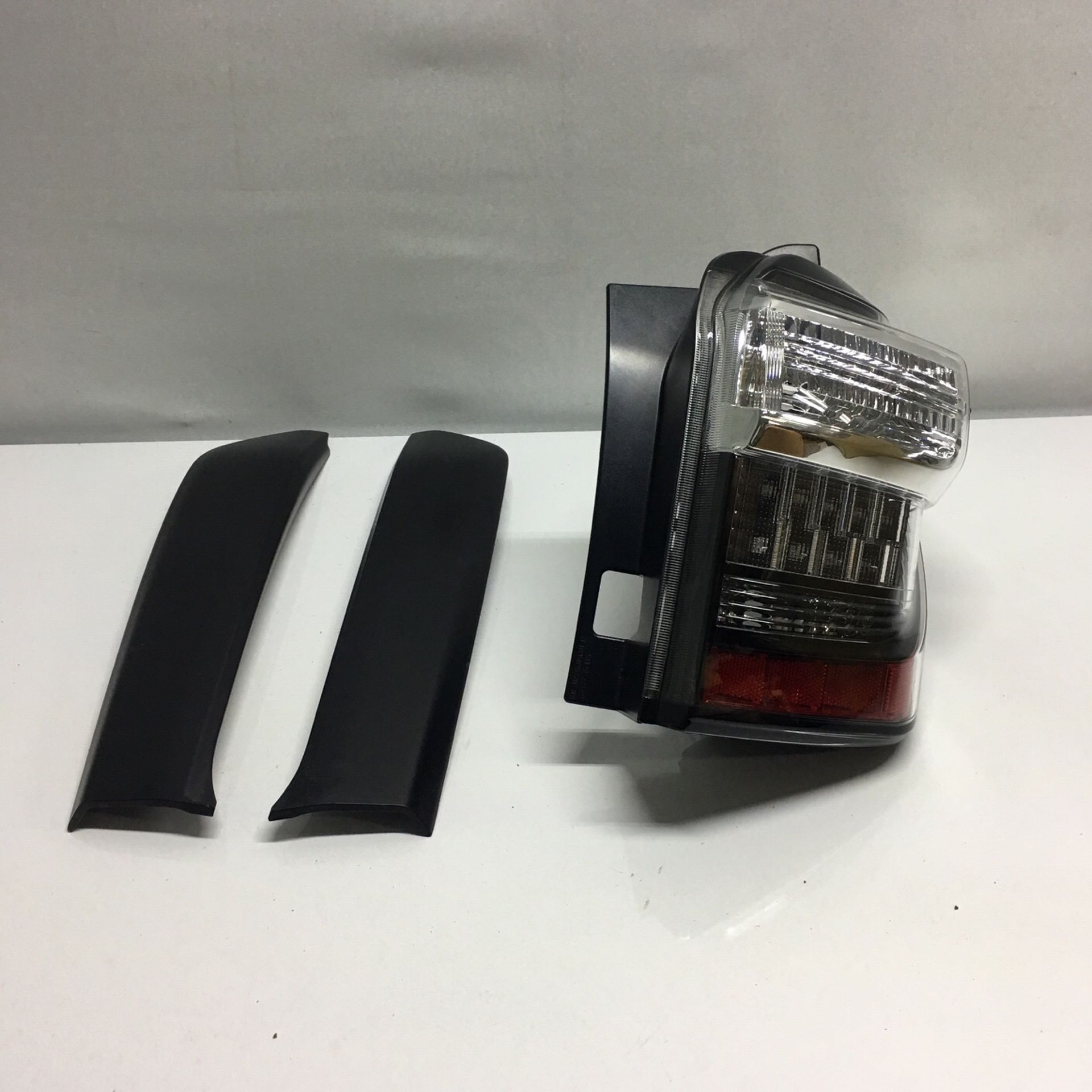 2014-21 Toyota 4Runner Right Tail Light With Small Broken Tab, Rt & Lt Liftgate Moldings