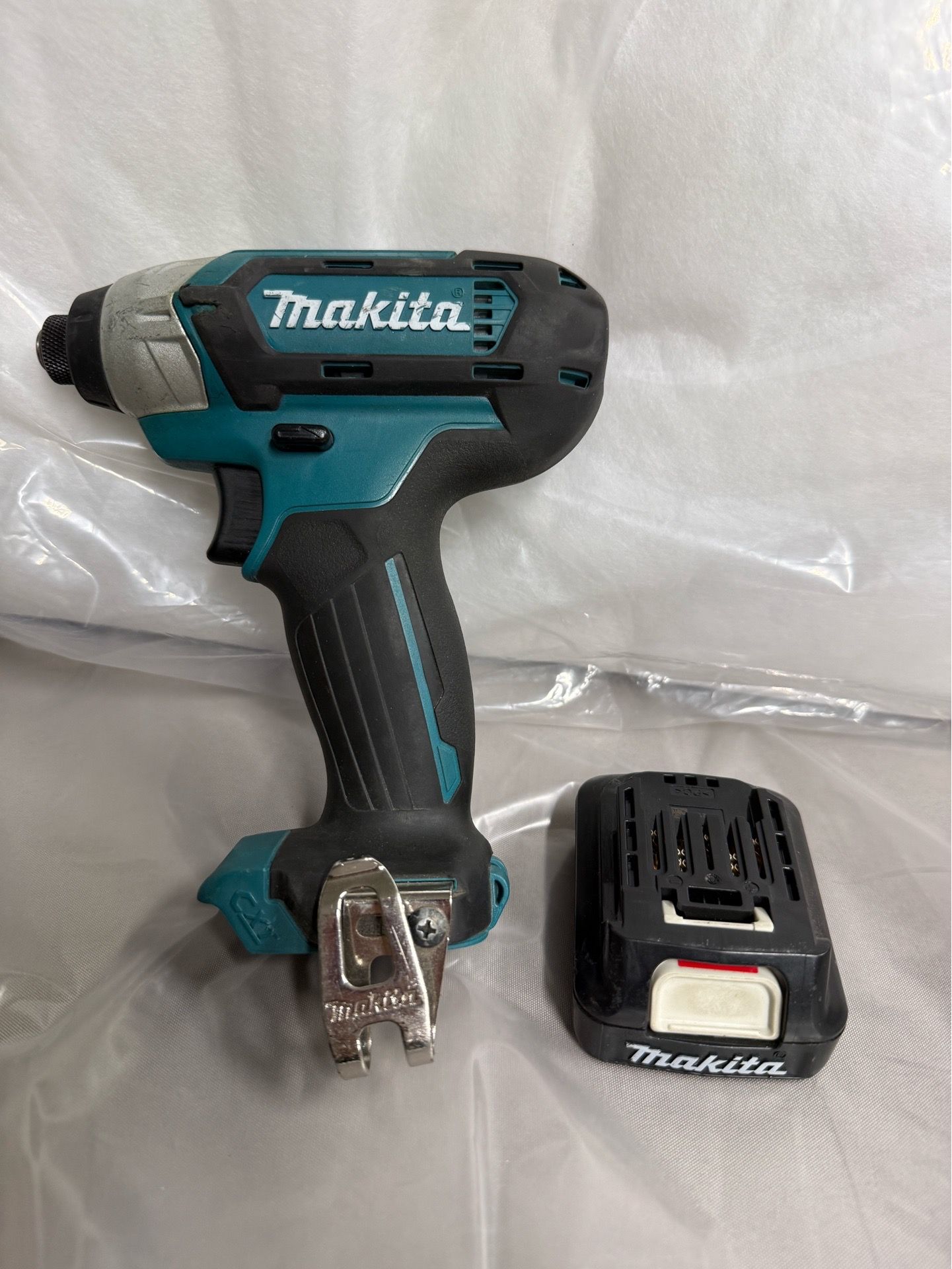 Makita Driver 1/4 - 12V Battery 1.5 Ah