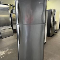 Frigidaire Top Freezer 18 Cu Ft With Ice Maker Refrigerator 