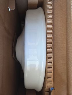 Whit pedestal sink top