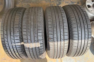 225/65/17 Michelin 📍📍 Vendo un set de llantas con 80% de vida las 4 📍🌟