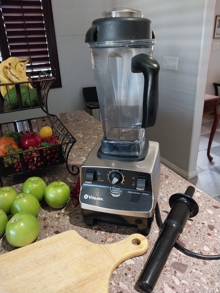 VITAMIX BLENDER IN EXCELLENT CONDITION HAS BEING USED VERY LIGHTLY  MODEL #5200