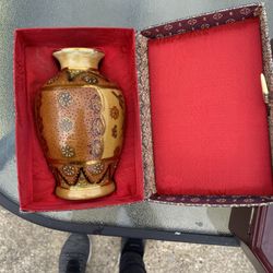 Small Vintage Japanese Satsuma-style vase.