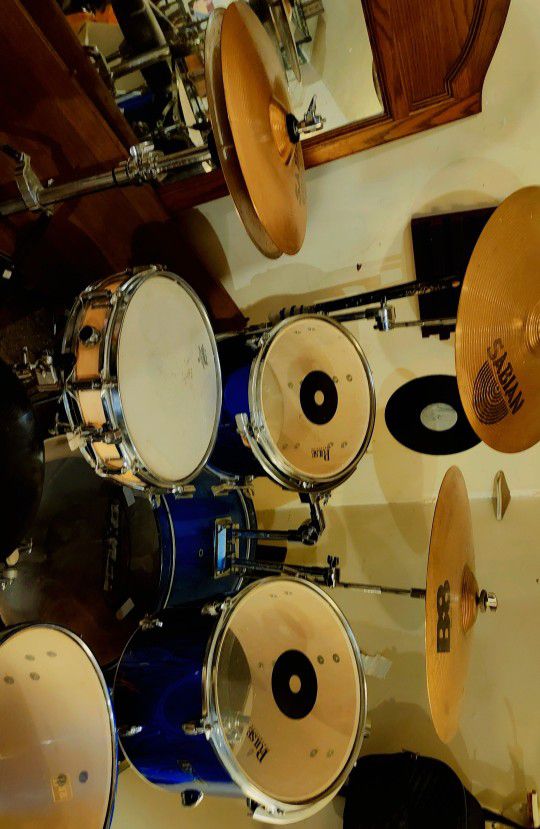 Drum Set With Cymbals And Hardware