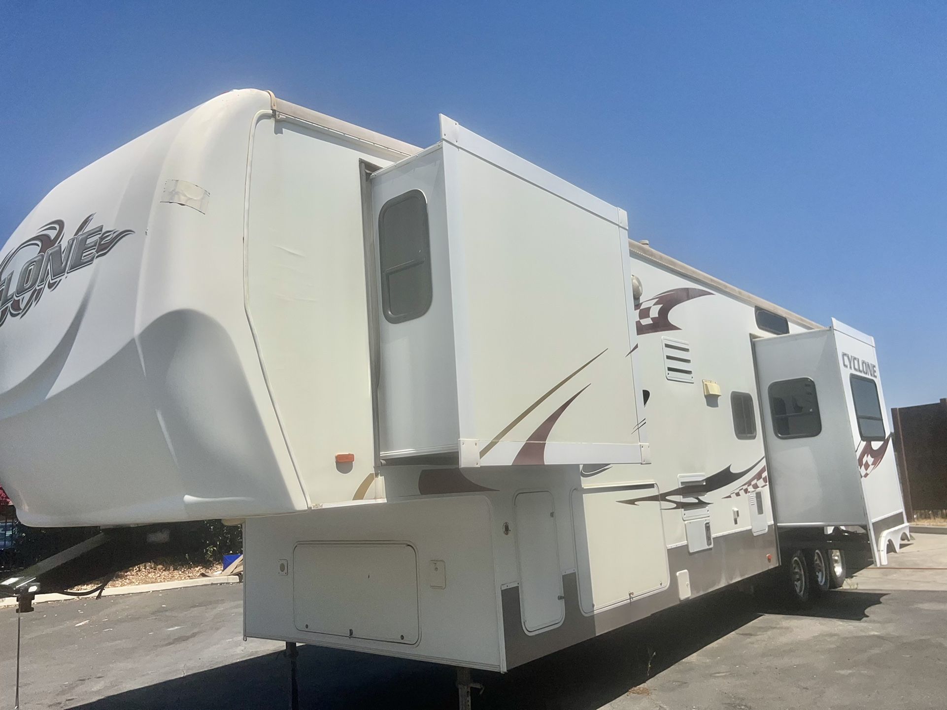 Fifth Wheel Toy Hauler
