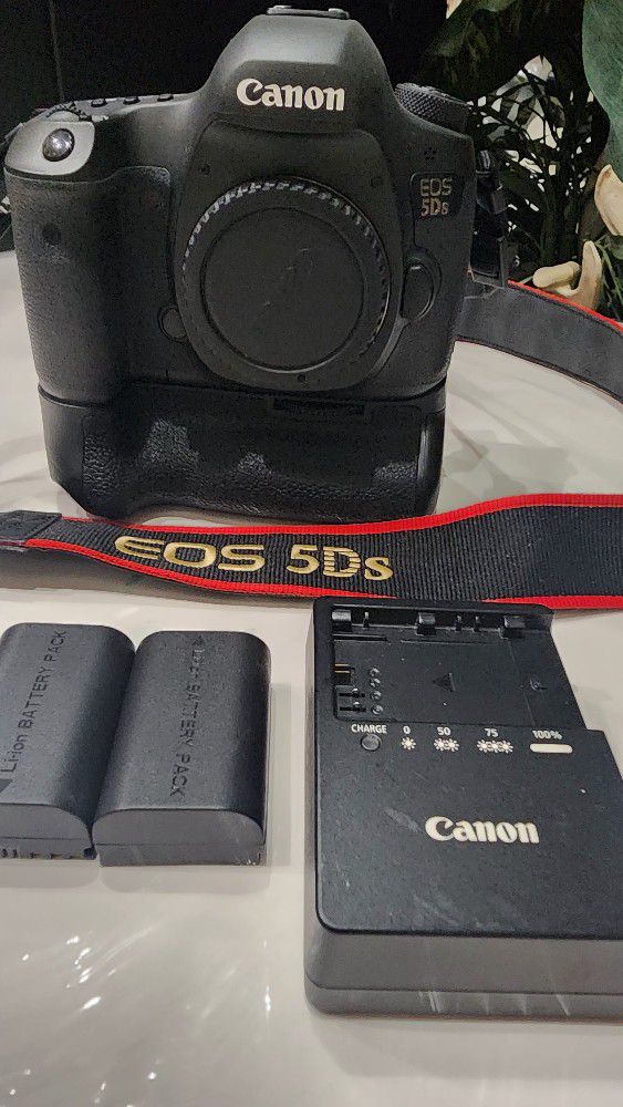 Canon 5Ds With Battery Grip, Charger, and 2 Batteries