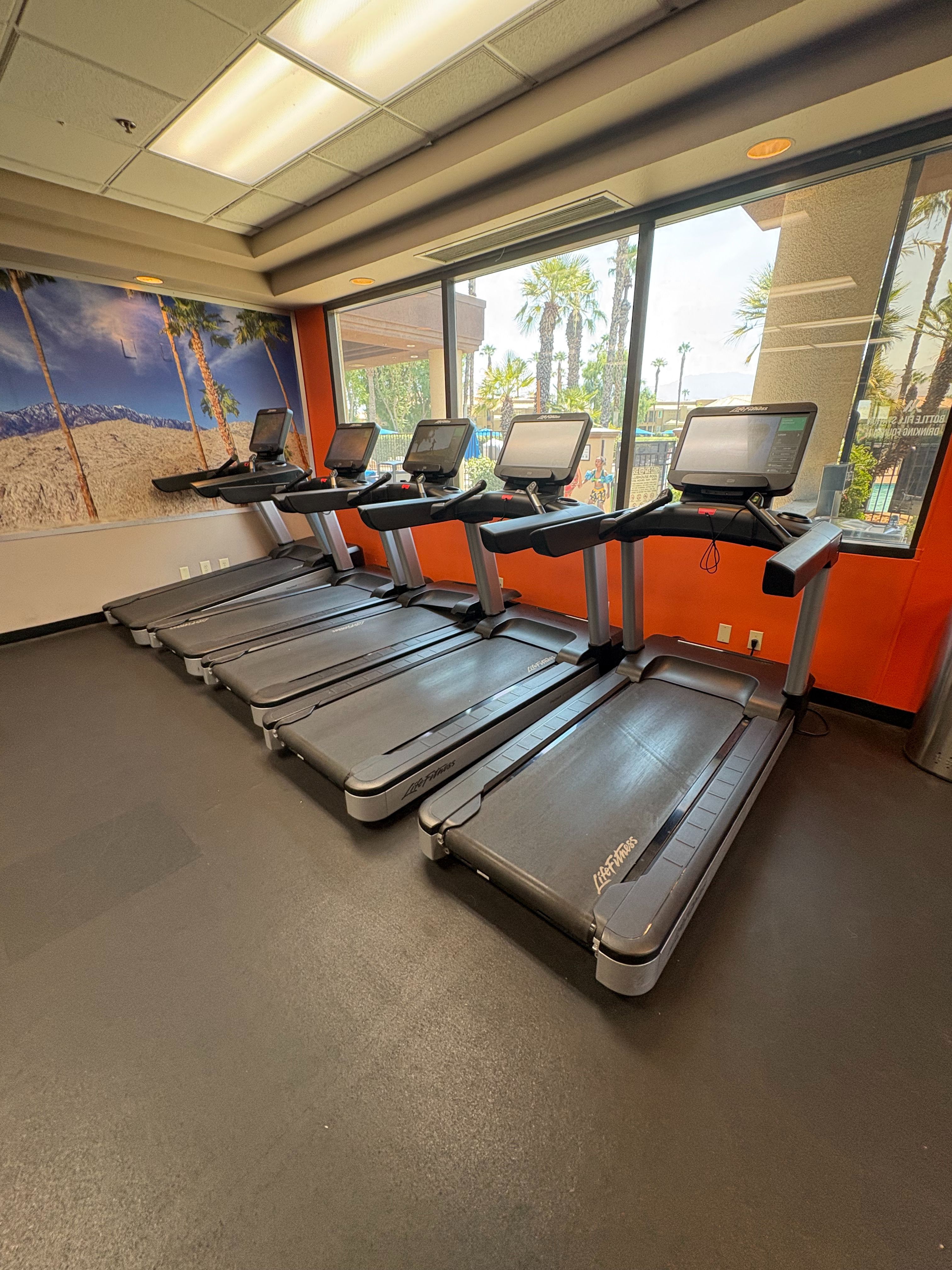 Life Fitness Integrity SE3HD Treadmill LOW HOURS!