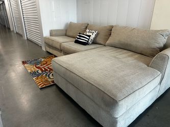 LARGE BEIGE SECTIONAL COUCH W/ FREE DELIVERY