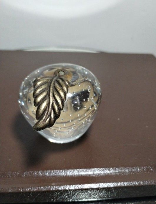 BUBBLE GLASS - BLASS LEAVE SMALL APPLE PAPERWEIGHT 2.5" - M05