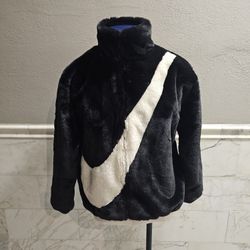 Nike Sportswear
Women's Faux Fur Jacket...Size Small