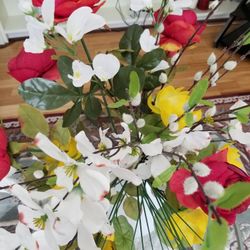 Brandnew Beautiful/Elegant Silk Flower's arrangement was Display For Staging House For Sale 
