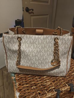 Medium size Michael kors handbag