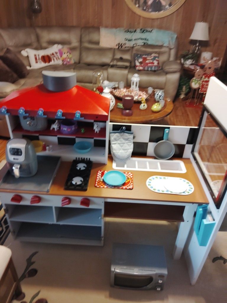A Extra Large Kitchen With Accessories 