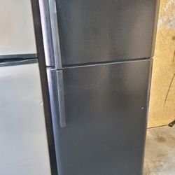 Frigidaire 18cu Ft Apartment Size Top Freezer Refrigerator