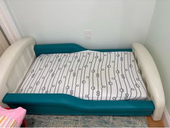 Toddler floor bed - little tikes with (unused mattress)