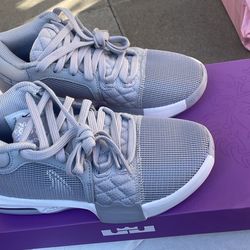  Nike Lebron Witness 8 Basketball Shoes. Size 4