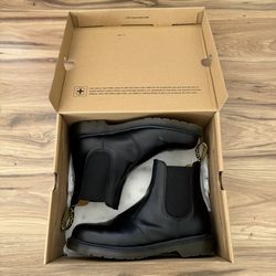 Dr Martens 2976 Smooth Leather Chelsea Boots