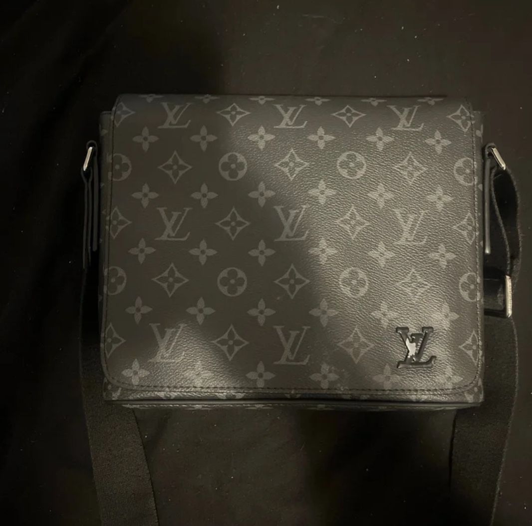 *Send Best Offer* Louis Vuitton messenger bag