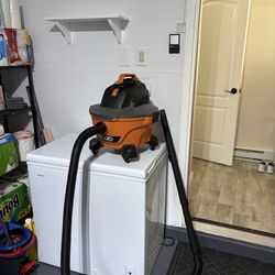 6 gal 3.5 peak hp shop vac (RIDGID)