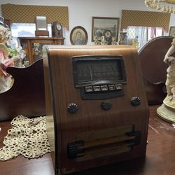 1939 Crosley Model 718-A Radio, Walnut Wood, Complete
